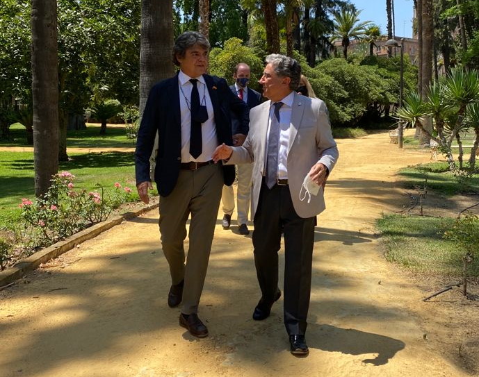 Enric Millo y el embajador de Filipinas D. Jorge Moragas en la Casa Rosa. Foto de ambos en los jardines