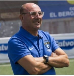 Toni Cortés, formador de futbolistas en Angola