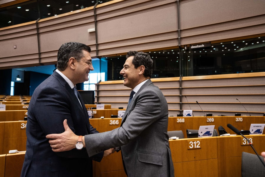 Juanma Moreno elegido vicepresidente del Comité de las Regiones de Europa. En la foto con el presidente Apostolos Tzitzikosta