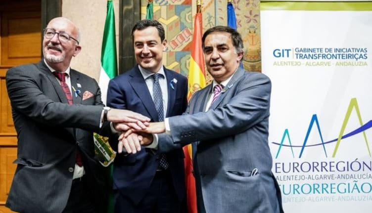 Juanma Moreno señala la conexión con Faro como tema prioritario para Andalucía