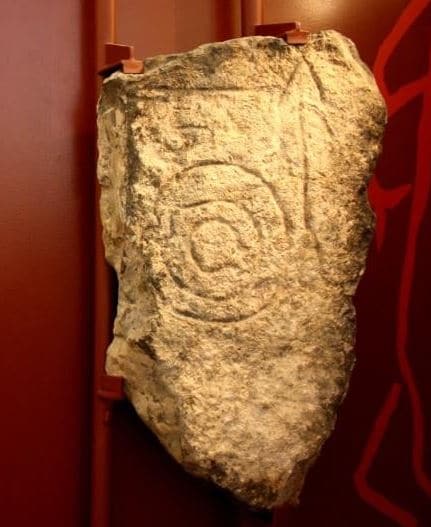 Estelas de Guerreros con escudos que tienen el símbolo de los círculos concéntricos de Atlantis