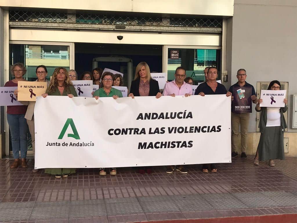 Minuto de silencio contra la Violencia Machista en la puerta del IAM de Córdoba. Con la directora Rosario Alarcón y trabajadores del IAM
