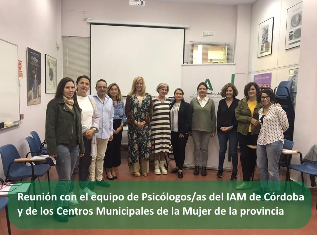 Reunión de Rosario Alarcón con el equipo de psicólogos del IAM Córdoba