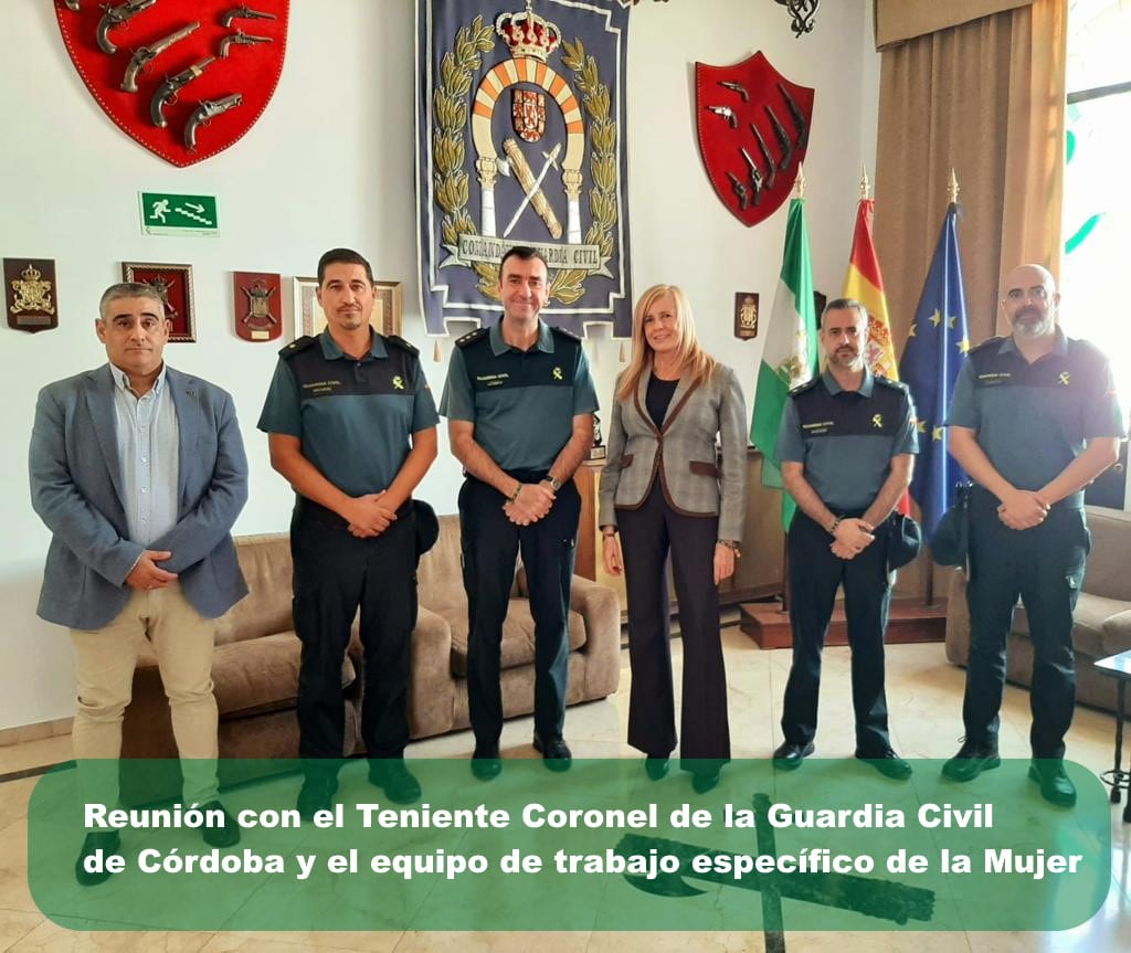 Reunión de Rosario Alarcón con el Teniente Coronel de la Guardia Civil de Córdoba y el equipo de trabajo específico de la Mujer de Córdoba.