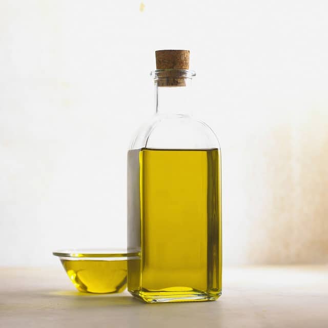 Los fabricantes de aceite de oliva es uno de los colectivos empresariales que más interés deberían tener en el tema del Compliance Penal. Botella de AOVE