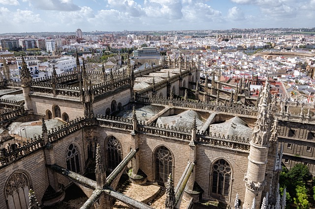 El efecto catastrazo y la subida de impuestos encubierta de María Jesús Montero. Vista de la ciudad de Sevilla.