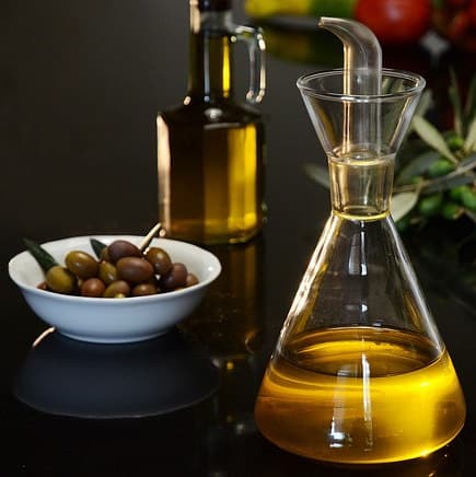 AOVE, aceite de oliva virgen extra. El Oro Verde de Andalucía. Imagen de aceitunas y aceite.