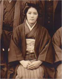Foto de la centenaria Kane Tanaka en sepia