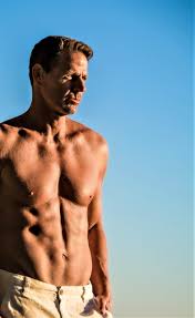 Foto de dave sinclair con torso descubierto