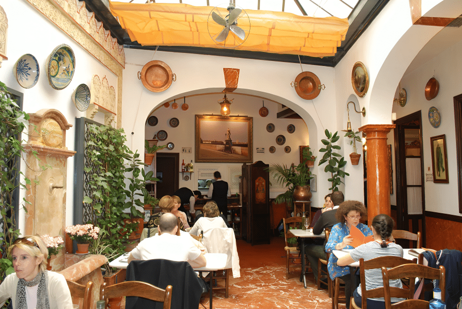 Vista del interior de los salones de la taberna salinas