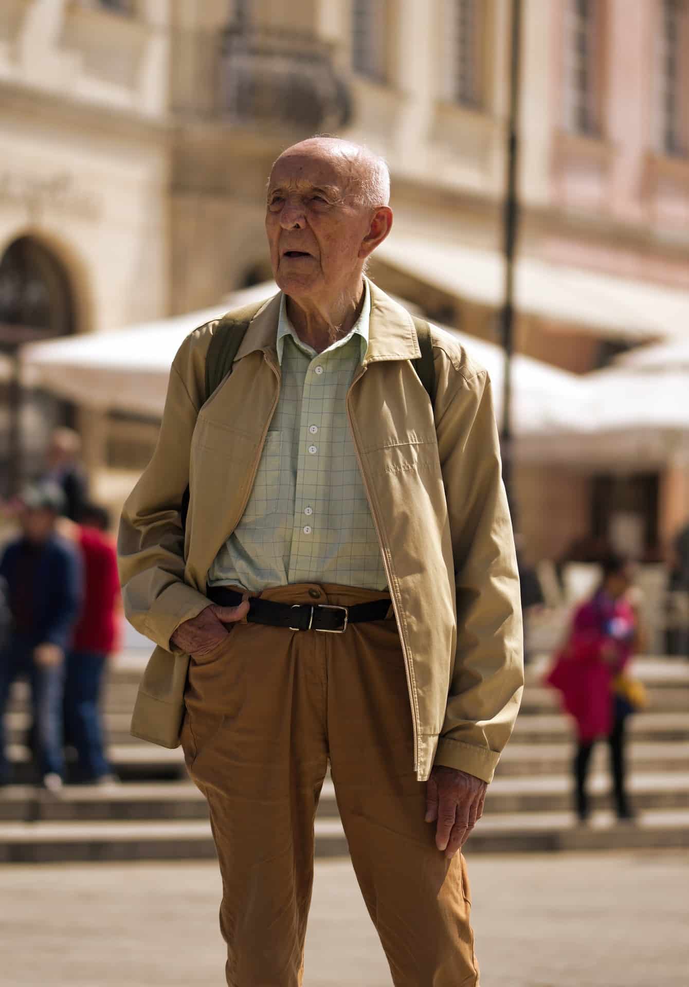Foto de hombre mayor parado