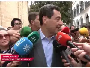 Juanma Moreno increpado por madres en el Parlamento de Andalucía. El presidente responde por el problema de los pediatras