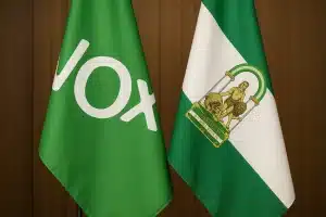 VOX amenaza la hegemonía del PP Andalucía de Juanma Moreno. Bandera de VOX y de Andalucía