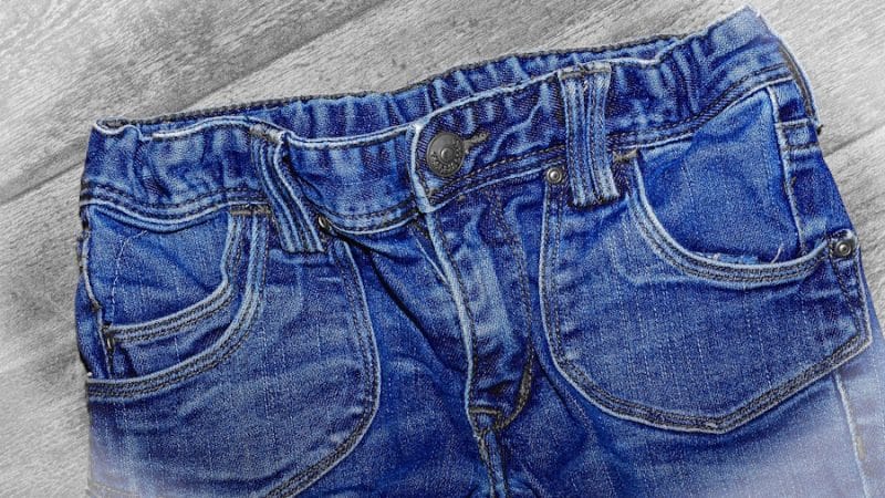 Jeans para hombre: La evolución del denim y su papel actual en el armario masculino