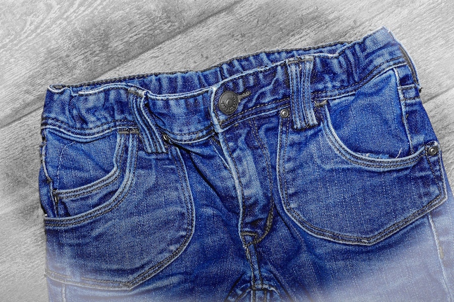 Jeans para hombre: La evolución del denim y su papel actual en el armario masculino