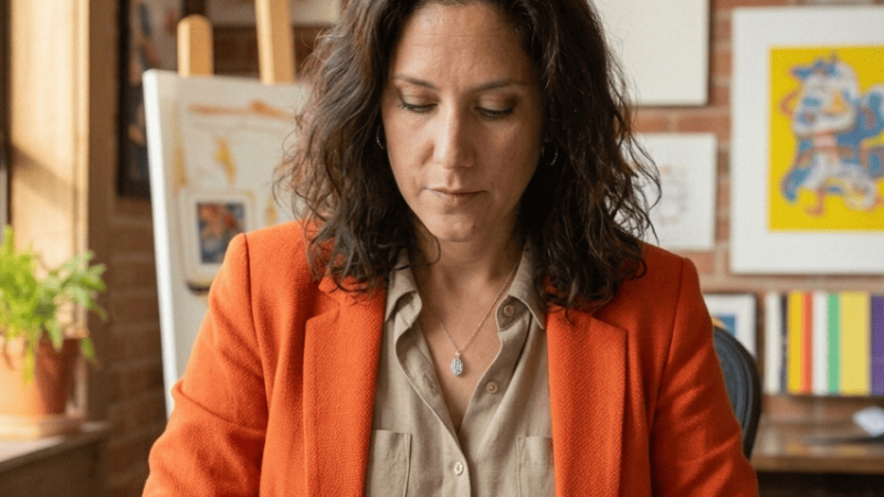 ¿Se puede colorear la calma? La psicóloga Sonia Silvalde propone un «detox digital» a través del arte