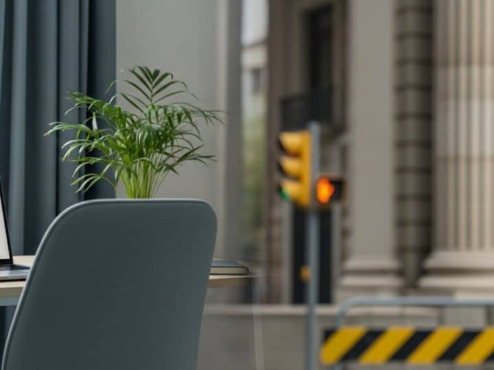 La Junta de Juanma Moreno pacta dos días de teletrabajo para funcionarios mientras los servicios públicos se deterioran