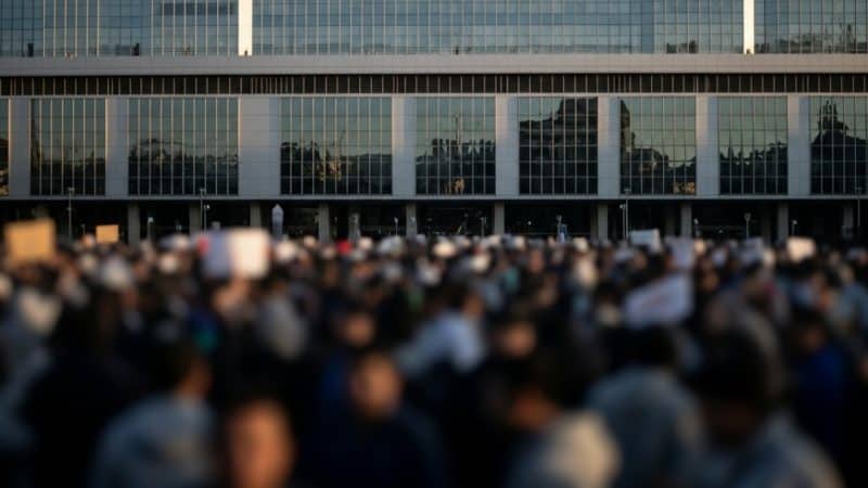 Montero acusa a Moreno de ignorar las protestas mientras el PSOE olvida su propio legado en Andalucía