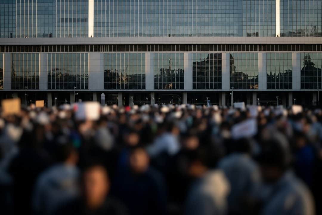 Montero acusa a Moreno de ignorar las protestas mientras el PSOE olvida su propio legado en Andalucía