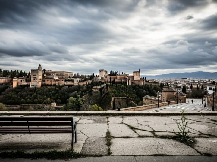 VOX etabliert sich in Granada als einzige Alternative zum „Zweiparteiensystem-Betrug“ der PP und PSOE.