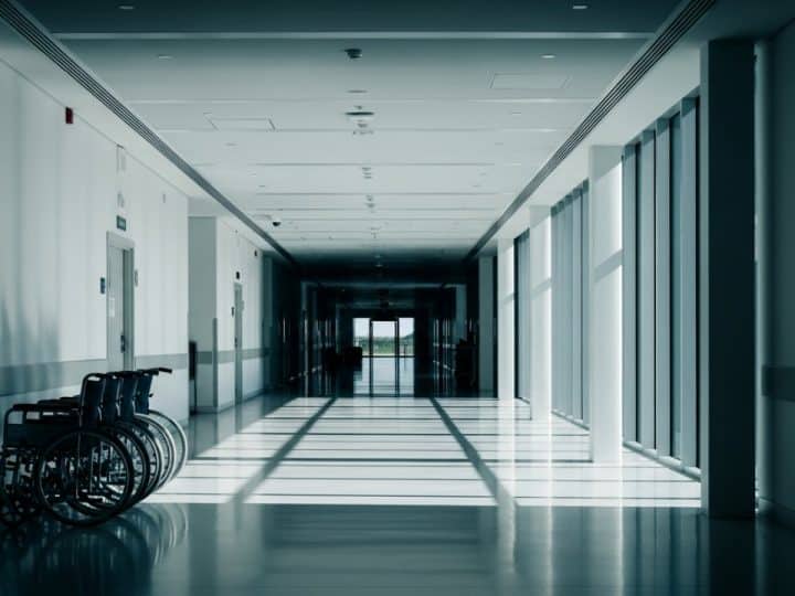 Colapso sanitario en Andalucía: la gestión de Moreno agrava la herencia socialista con listas de espera millonarias
