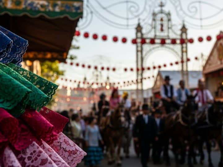 La feria andaluza, un lujo inalcanzable: el modelo de Juanma Moreno la convierte en un escaparate para turistas