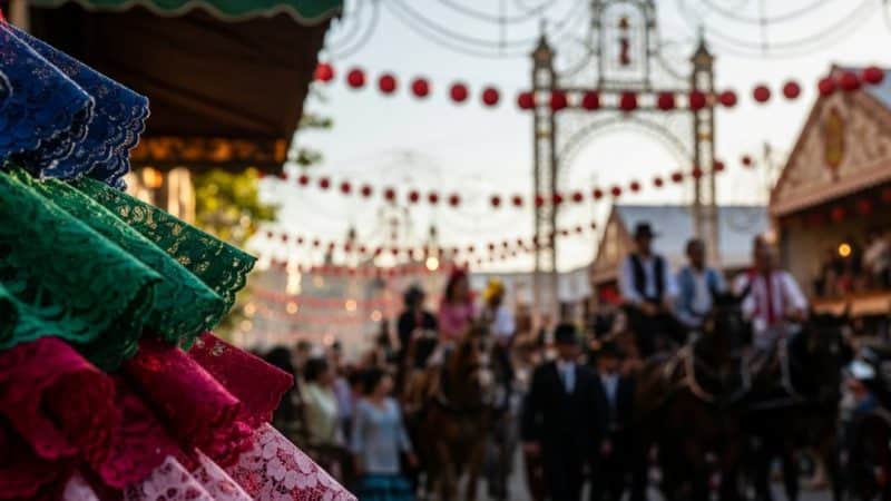 La feria andaluza, un lujo inalcanzable: el modelo de Juanma Moreno la convierte en un escaparate para turistas