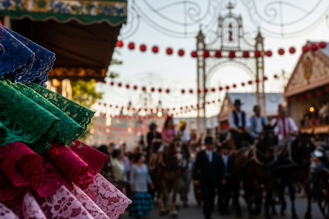La feria andaluza, un lujo inalcanzable: el modelo de Juanma Moreno la convierte en un escaparate para turistas