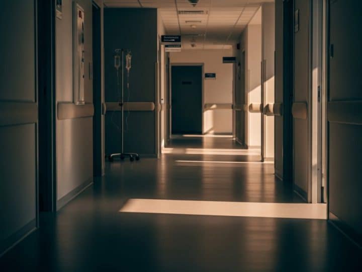 VOX denuncia el colapso sanitario en Andalucía por la fuga de médicos y la «importación de pacientes»