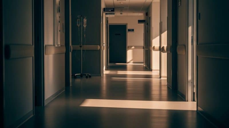 VOX denuncia el colapso sanitario en Andalucía por la fuga de médicos y la «importación de pacientes»