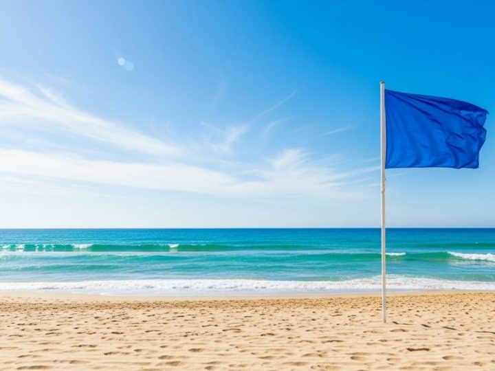 Andalucía, líder indiscutible: 143 banderas azules para un verano de excelencia en nuestras costas