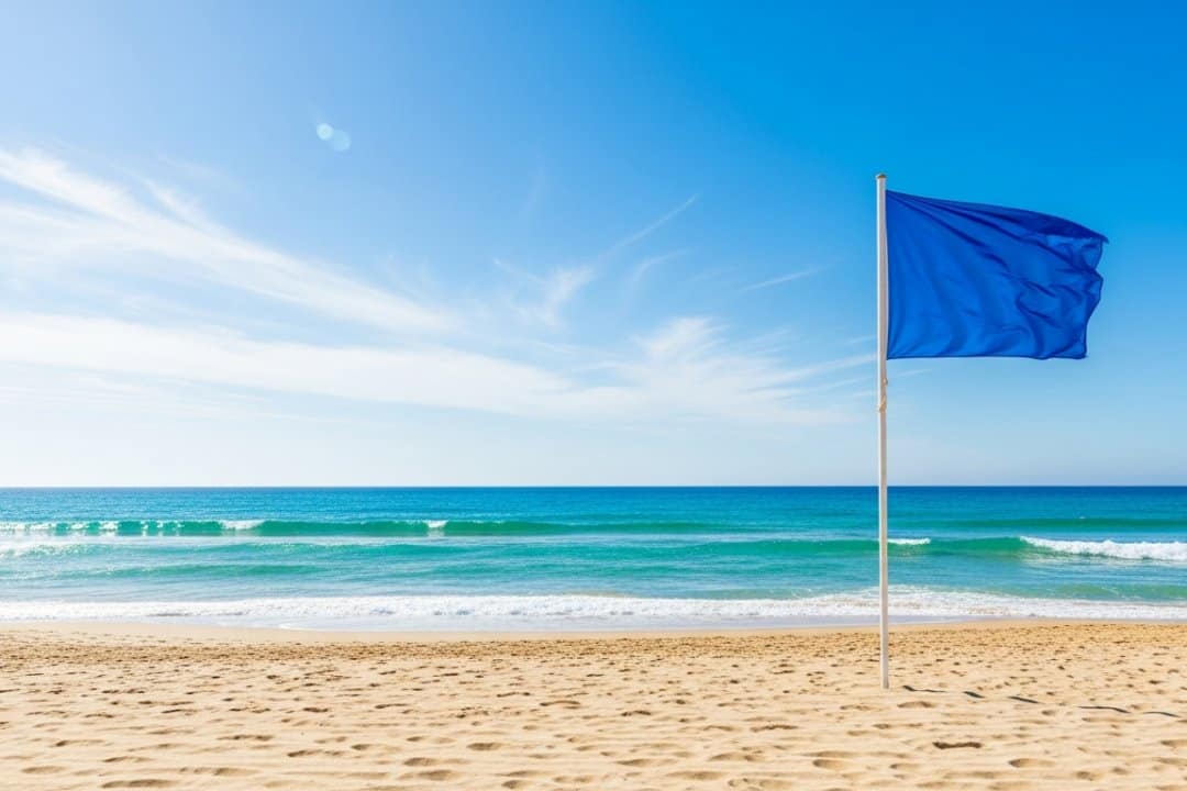 Andalucía, líder indiscutible: 143 banderas azules para un verano de excelencia en nuestras costas